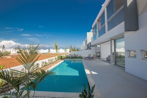 Spacious Garden with barbecue, seating area, sun loungers and private pool