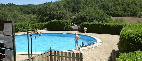 Piscine ronde de 75 m² et 1,60 m de profondeur.