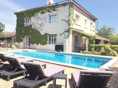Spacious luxury villa! Sleeps 12 (5 bedrooms), secure heated pool/private garden