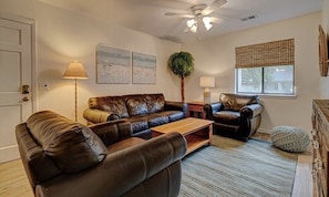 Living area with cool leather furnishings...46" TV,