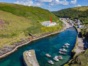 Gull Cottage's location overlooking Boscastle harbour