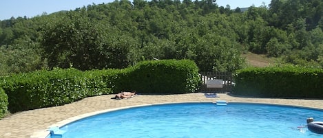 Piscine ronde de 75 m² et 1,60 m de profondeur.