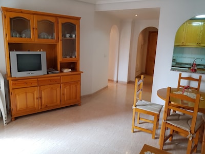 Beautiful 2 bedroom apartment near town centre, 10 minutes walking to the beach