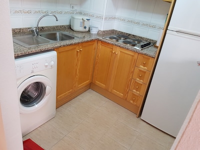 Beautiful 2 bedroom apartment near town centre, 10 minutes walking to the beach