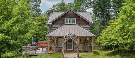 Welcome to Bird's Nest Cabin in West Jefferson NC!