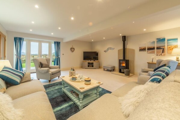 Field Corner, Docking: Sumptuous sitting room with wood burning stove