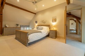Field Corner, Docking: Master bedroom with en-suite with double basins and walk-in shower