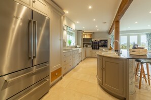 Field Corner, Docking: Kitchen with quality modern appliances throughout