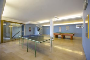 Sala comune con biliardo e ping pong