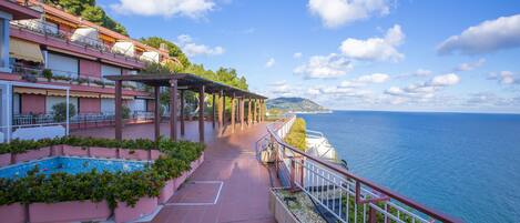 Terraza común con vista al mar