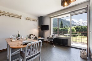 Essbereich mit Zugang zu einem sonnigen Balkon
