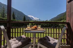 Spektakuläre Aussicht auf den Mont Blanc vom Balkon