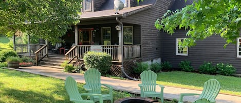 Creekside Cottage will accommodate 8 guests comfortably.