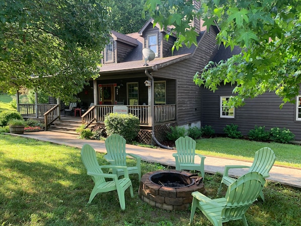 Creekside Cottage will accommodate 8 guests comfortably.