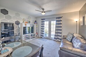 Living Room | Central A/C & Heat | Free WiFi | Flat-Screen TV | Kitchenette