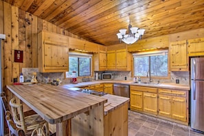 Inside, this cabin boasts 2 bedrooms, 1 bathrooms and sleeps 4 guests!