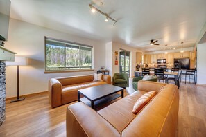 Living Room | Fireplace | Smart TV | Free WiFi | Open Floor Plan