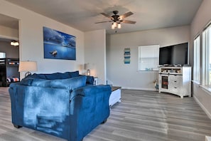Living Room | 6 Flat-Screen Cable TVs | 1st Floor