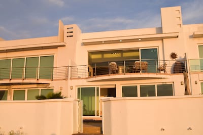 Villa de lujo frente al mar con playa privada en una comunidad cerrada privada
