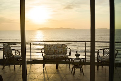 Villa de lujo frente al mar con playa privada en una comunidad cerrada privada