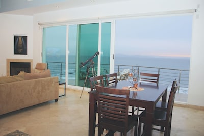 Villa de lujo frente al mar con playa privada en una comunidad cerrada privada