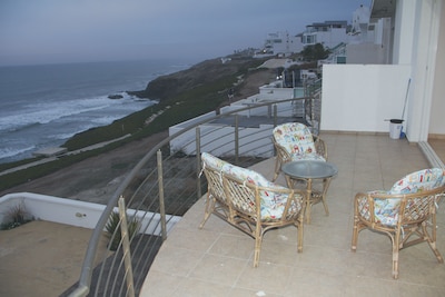 Villa de lujo frente al mar con playa privada en una comunidad cerrada privada