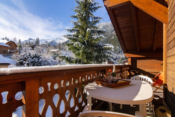 Fantastic large & sunny balcony