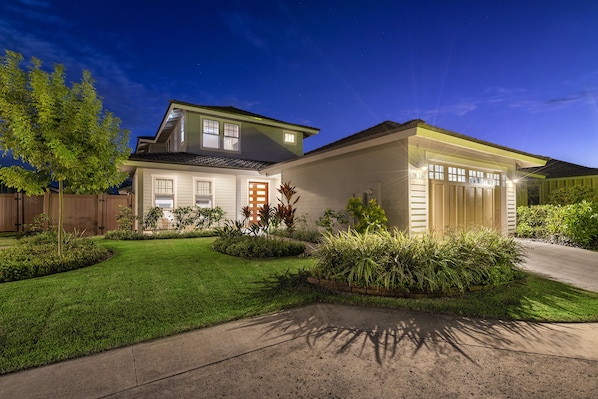 The front exterior of this Kona Hawai'i vacation rental as seen at night.