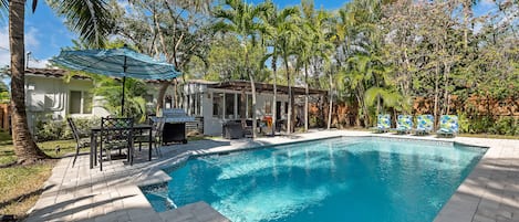 Oversized SALTWATER pool-laps, anyone?!!!