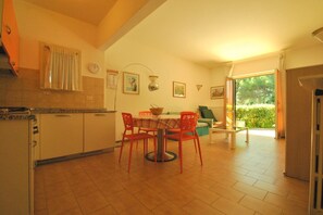 living room/kitchnette