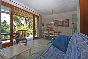 living room/kitchnette