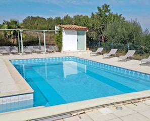 Grande piscine en L aux sels (sans chlore chimique) avec 12 transats