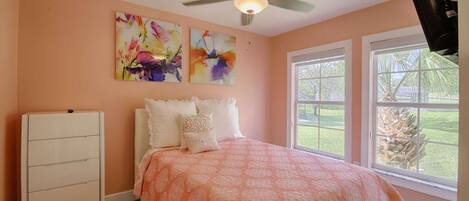 Upstairs Full Bedroom w/Flat Screen TV, Ceiling Fan, Modern Furniture and Loads of Sunshine!