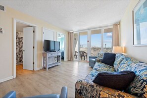 2 Island Shores 150 Living Room