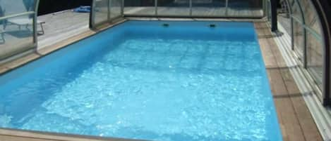 piscine couverte et chauffée d'avril à septembre
