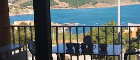 vue depuis la terrasse sur MER et Baie de Banyuls