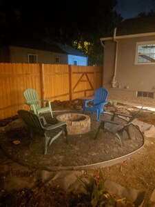 Modern Farm House: Fire pit, Old Colorado City 