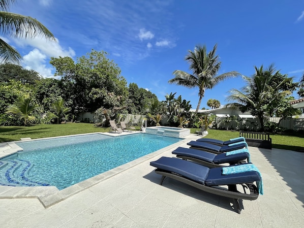 Private Heated Pool with Sun shelf & Hot Tub