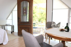 Ferienwohnung Libelle mit kleinem romantischen Balkon, mit Blick in die Weinlaube-Wohnbereich mit Balkon