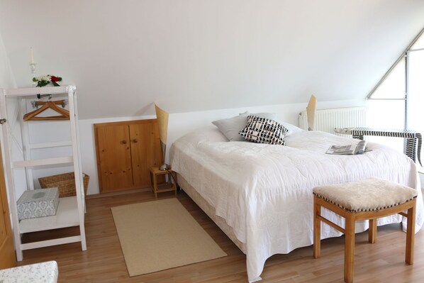 Ferienwohnung Libelle mit kleinem romantischen Balkon, mit Blick in die Weinlaube-Schlafbereich