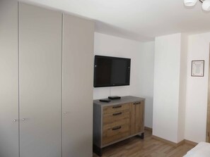 Ferienwohnung im 2. Stock, 70 qm, neu renoviert, in zentraler Lage-mit Schrank, Kommode und TV