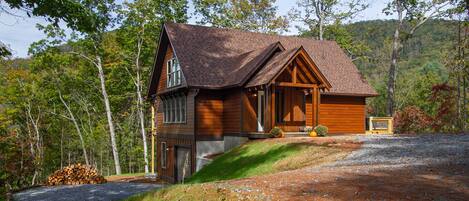 Newly built 2 bedroom mountain chalet Chillin' Time