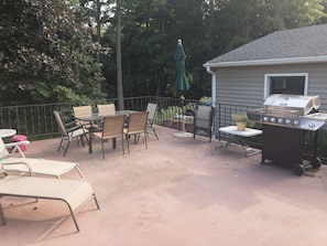 450 sq ft Deck overlooking private, wooded lot with grill