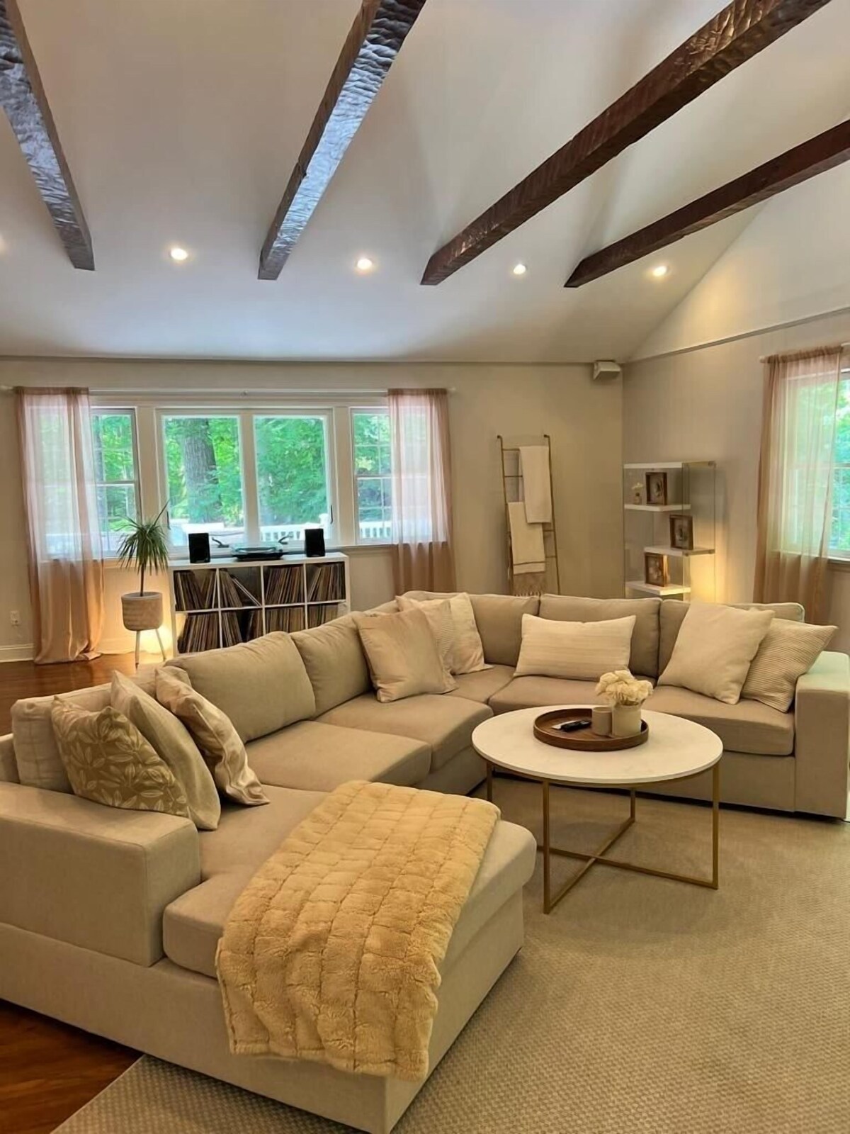Newly Listed Luxurious 5 Bd House. Close to buses, trains & downtown Stamford!