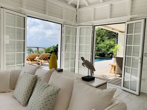 Bringing in that sunshine and color into the spacious living room. 