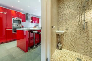 Spring Tide, Porthtowan. Ground floor: Entrance hall leading to wet room and dining kitchen