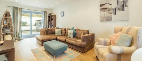 Spring Tide, Porthtowan. Ground floor: Sitting room with television and patio doors to terrace