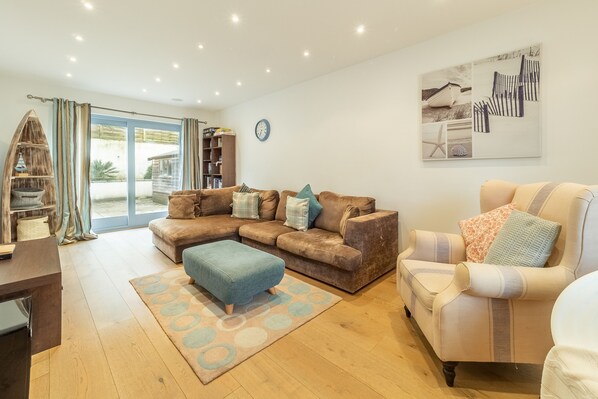 Spring Tide, Porthtowan. Ground floor: Sitting room with television and patio doors to terrace