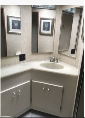 Master berth bath