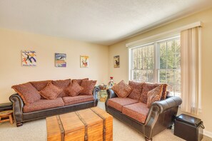 Living Room | Free WiFi | Open Floor Plan